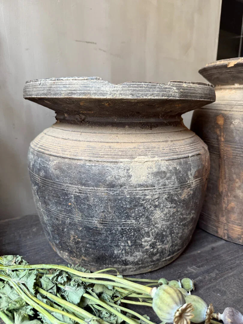 Authentieke Nepalese kruik, handgemaakt, robuust aardewerk voor sober landelijk interieur