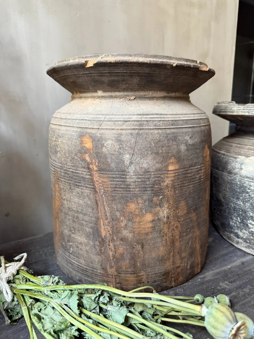 Authentieke Nepalese houten kruik met verweerde uitstraling, landelijke decoratie, My Sober Home