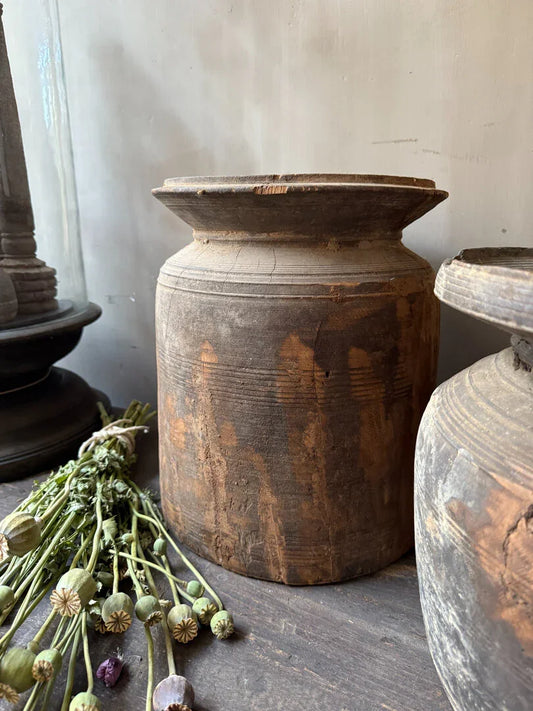 Authentieke Nepalese houten kruik, handgemaakt, rustiek woonaccessoire op houten tafel