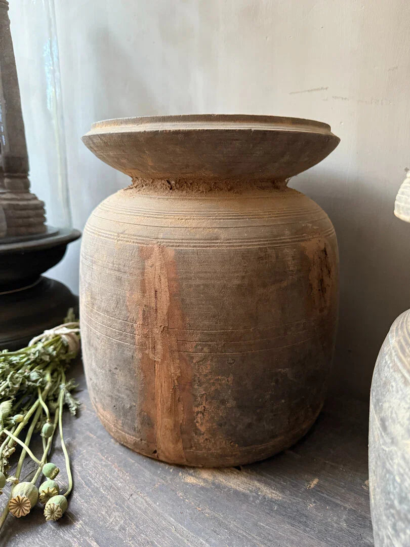 Authentieke Nepalese kruik van hout, rustiek en handgemaakt, landelijk woonaccessoire