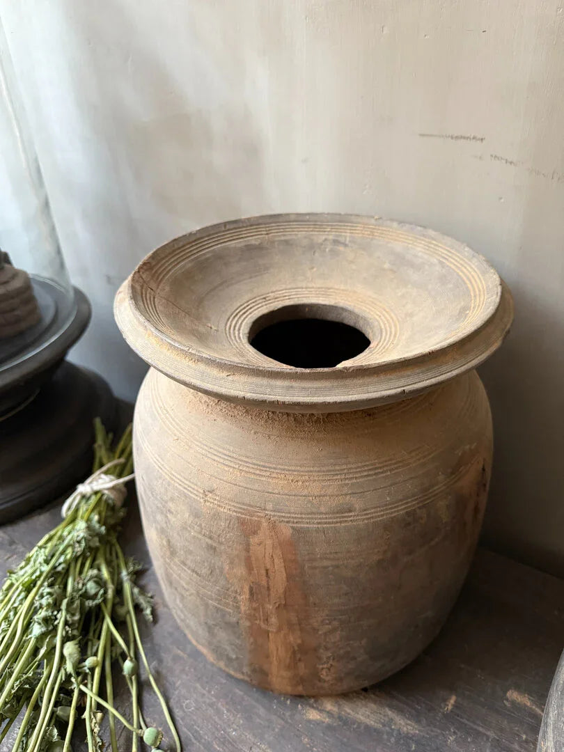 Authentieke Nepalese kruik, handgemaakt, aardetinten, landelijke woonaccessoire op houten tafel