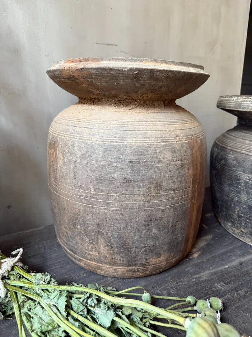 Authentieke Nepalese houten kruik op donkere houten tafel, landelijke woondecoratie My Sober Home