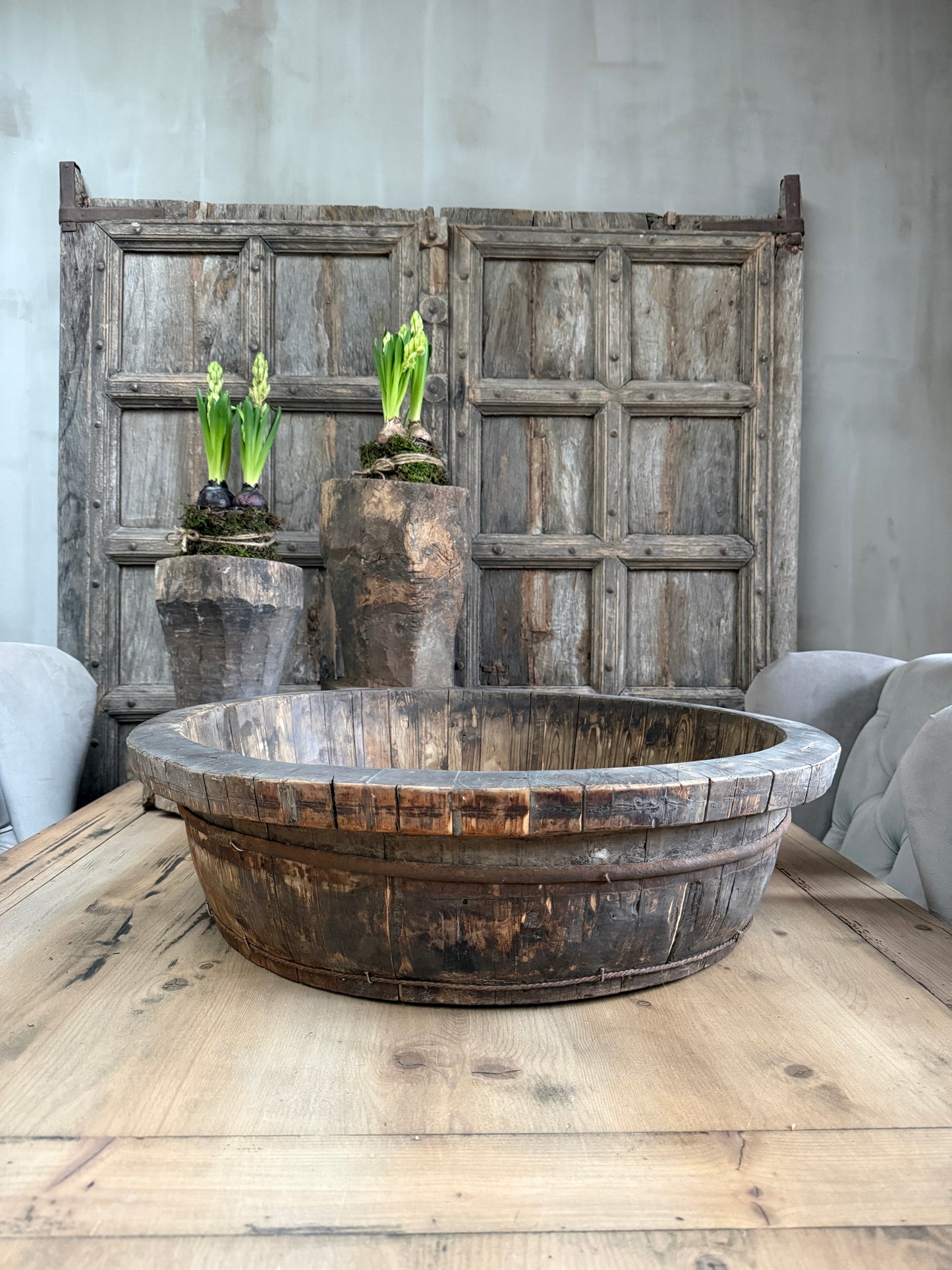 Authentieke houten olijfbak op landelijke houten tafel, sober interieur, My Sober Home