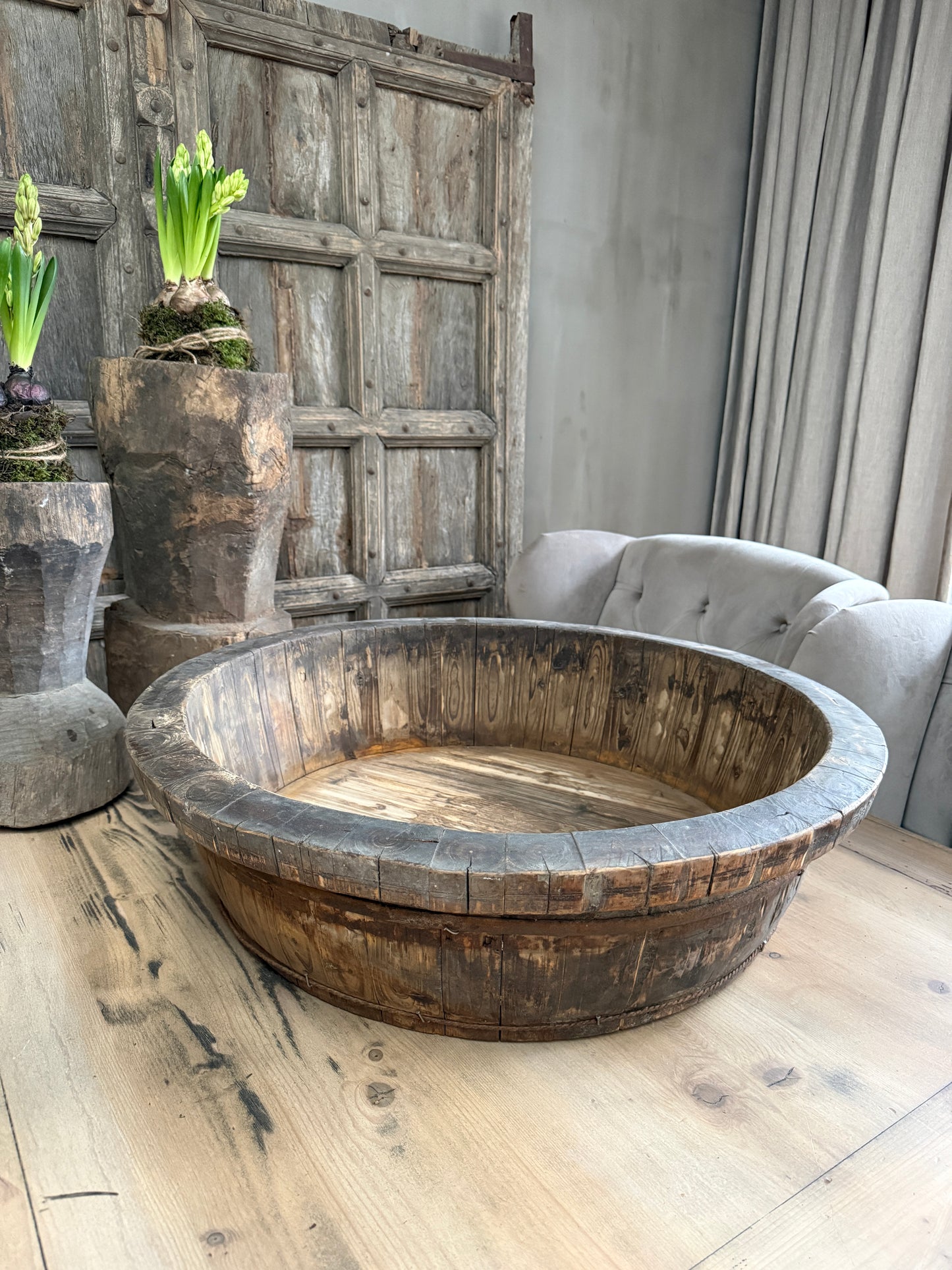 Authentieke houten olijfbak op houten tafel, landelijke en sobere woonstijl, My Sober Home