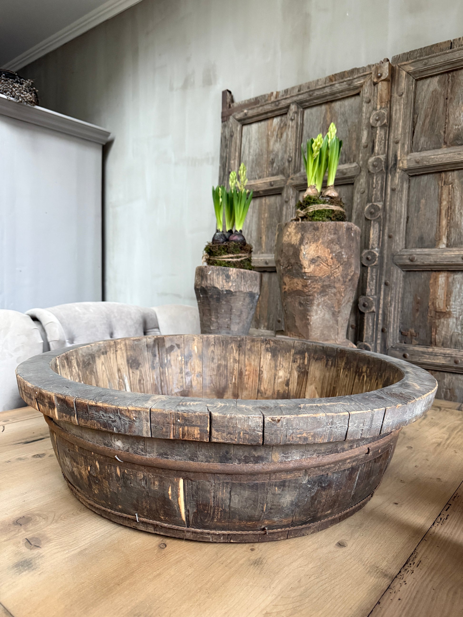 Authentieke olijfbak hout op tafel, landelijk en sober interieur bij My Sober Home