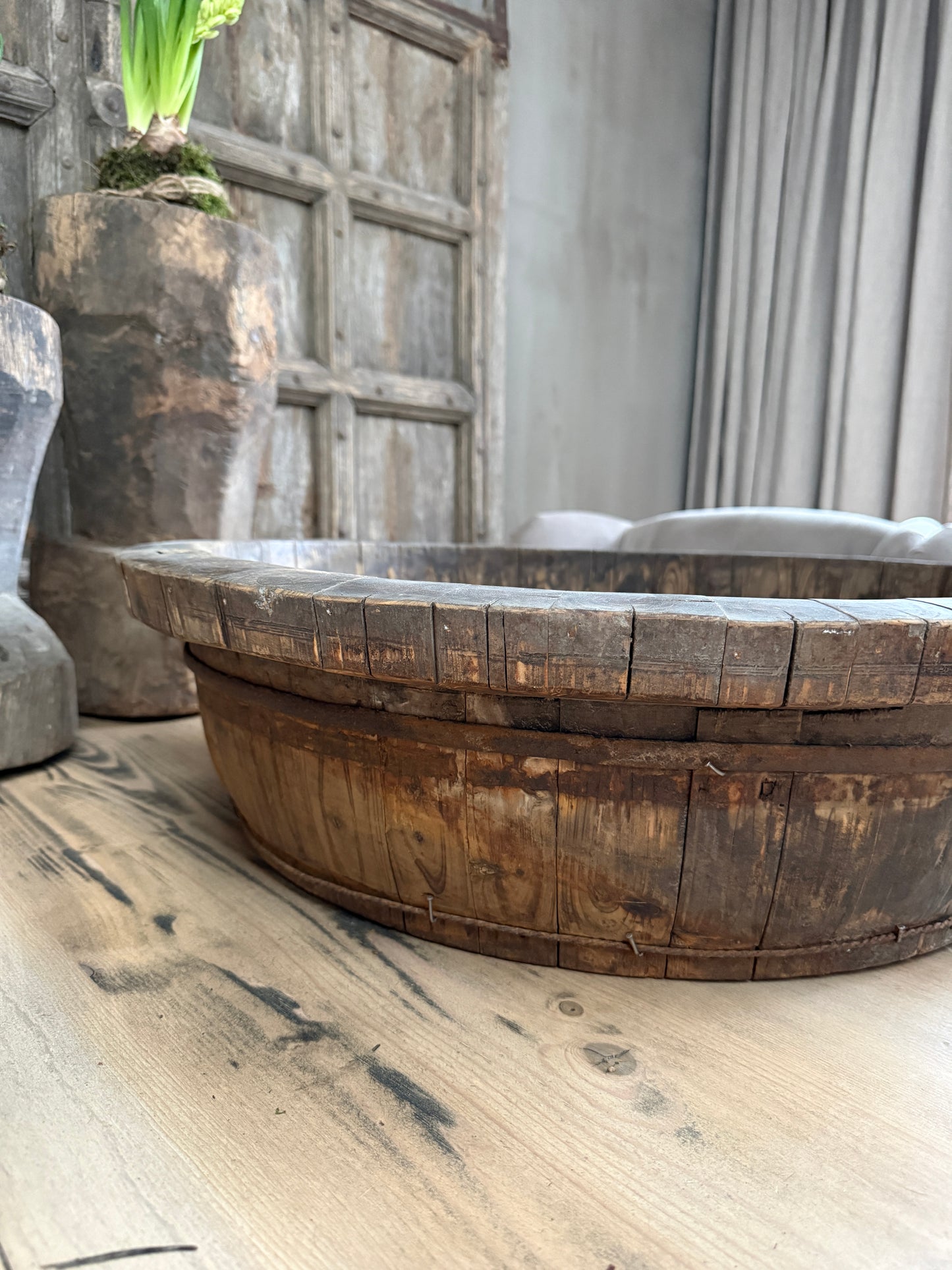 Authentieke houten olijfbak op houten vloer, handgemaakt, landelijke sobere woonaccessoire