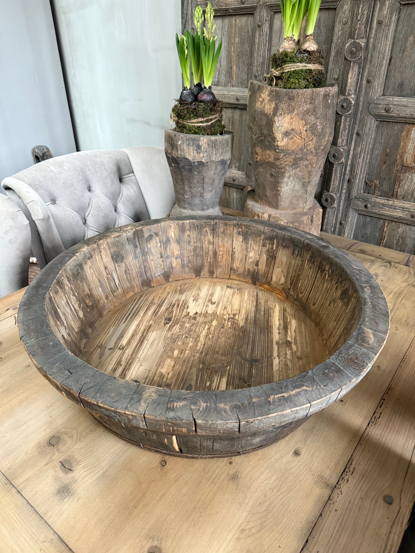 Authentieke houten olijfbak op houten tafel, landelijk sober interieur, My Sober Home