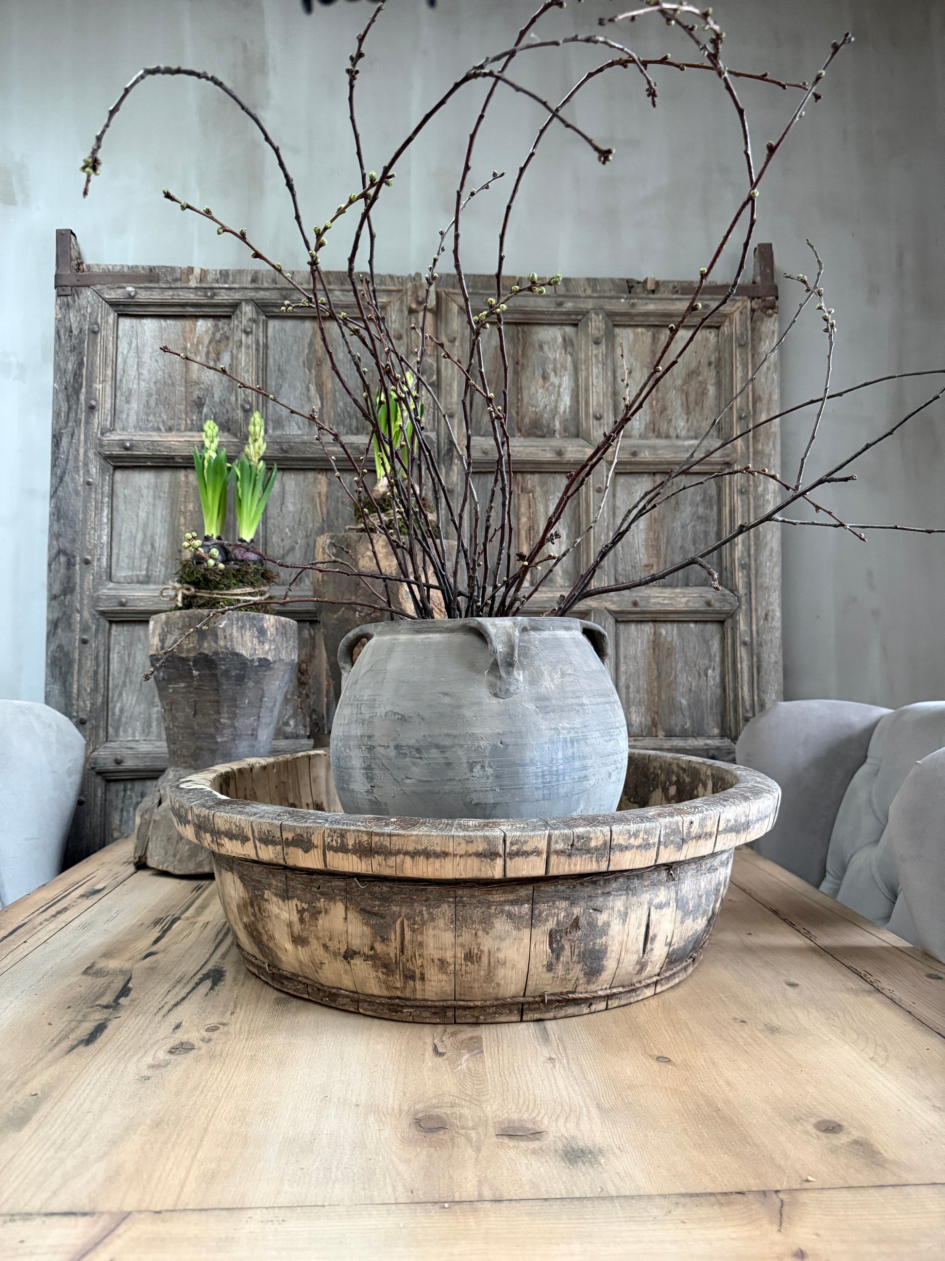 Authentieke houten olijfbak met rustieke kruik en takken op houten tafel, landelijke woondecoratie My Sober Home