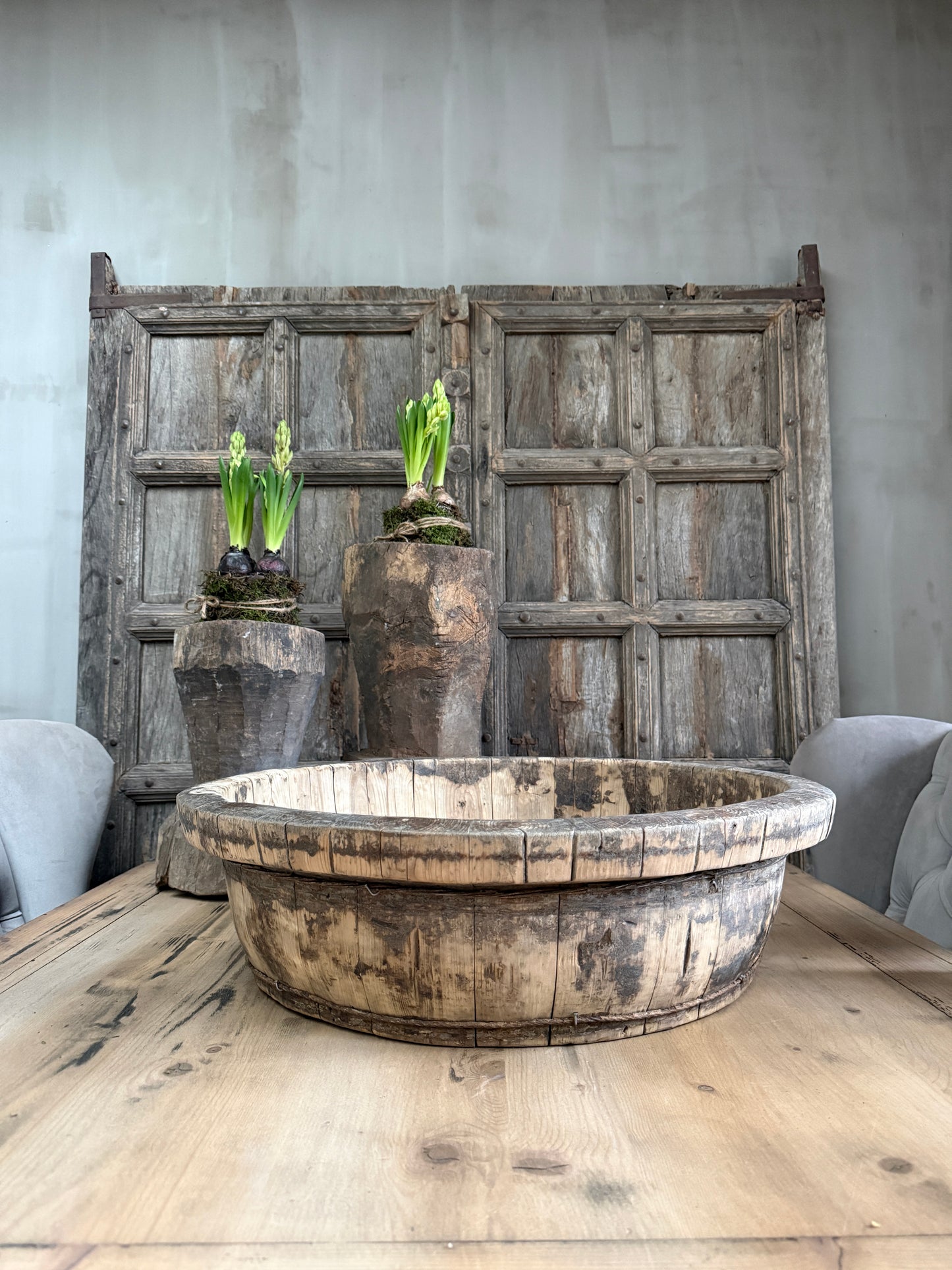 Authentieke houten olijfbak op tafel met landelijke accessoires bij My Sober Home