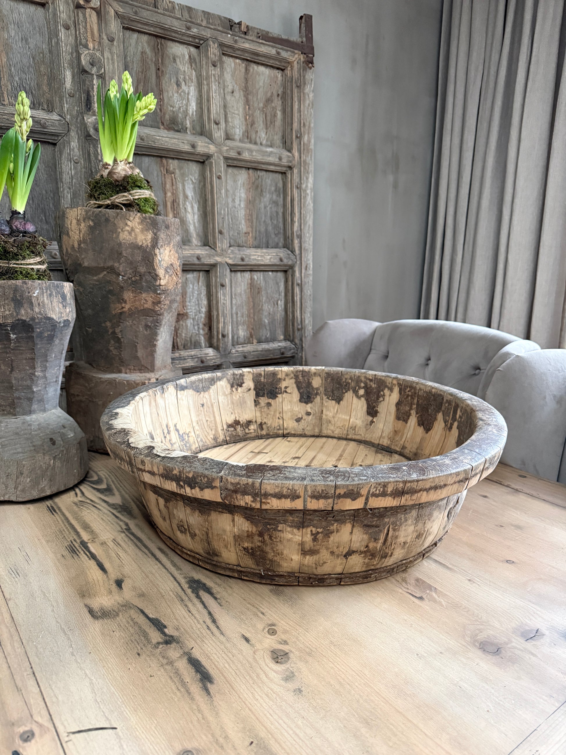 Authentieke houten olijfbak op houten tafel, landelijk sober interieur My Sober Home