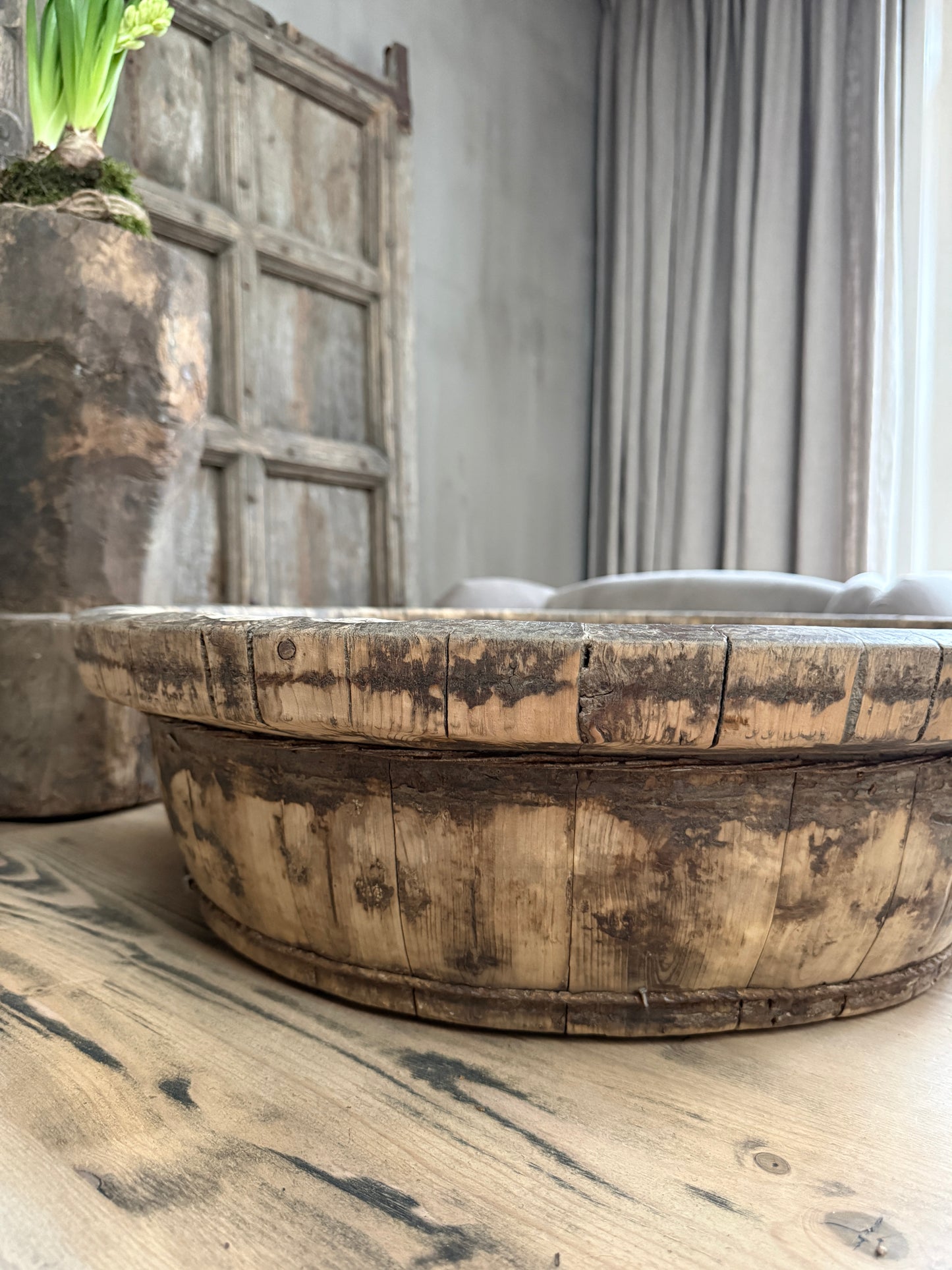 Authentieke houten olijfbak op houten tafel, landelijk sober interieur bij My Sober Home