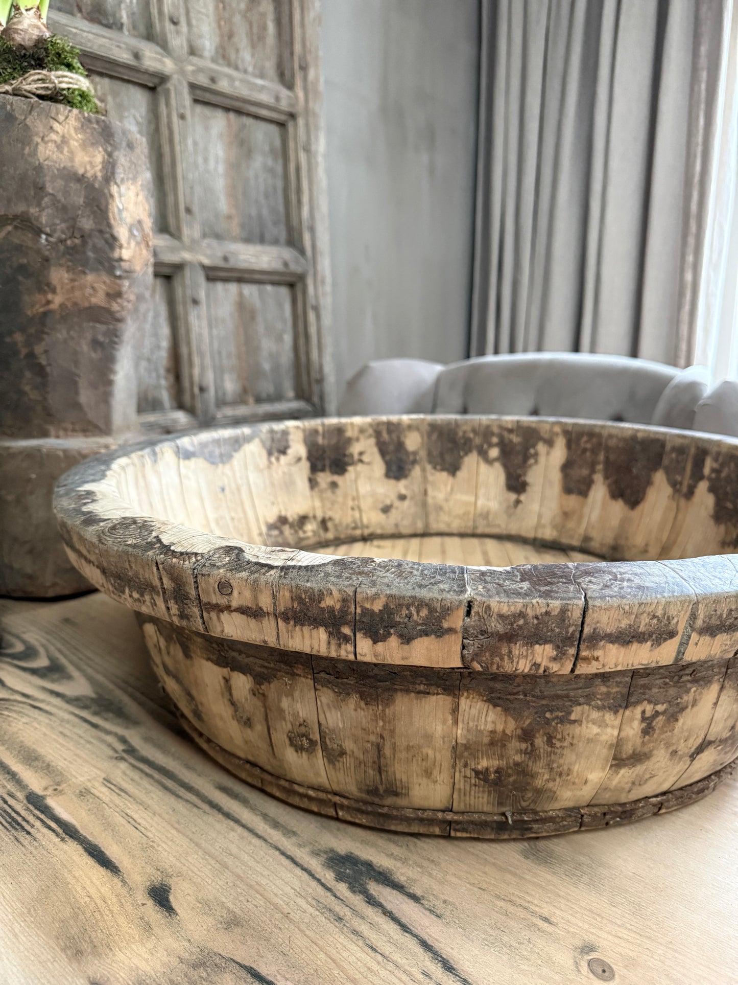 Authentieke houten olijfbak op sobere houten tafel, landelijke woonaccessoire My Sober Home