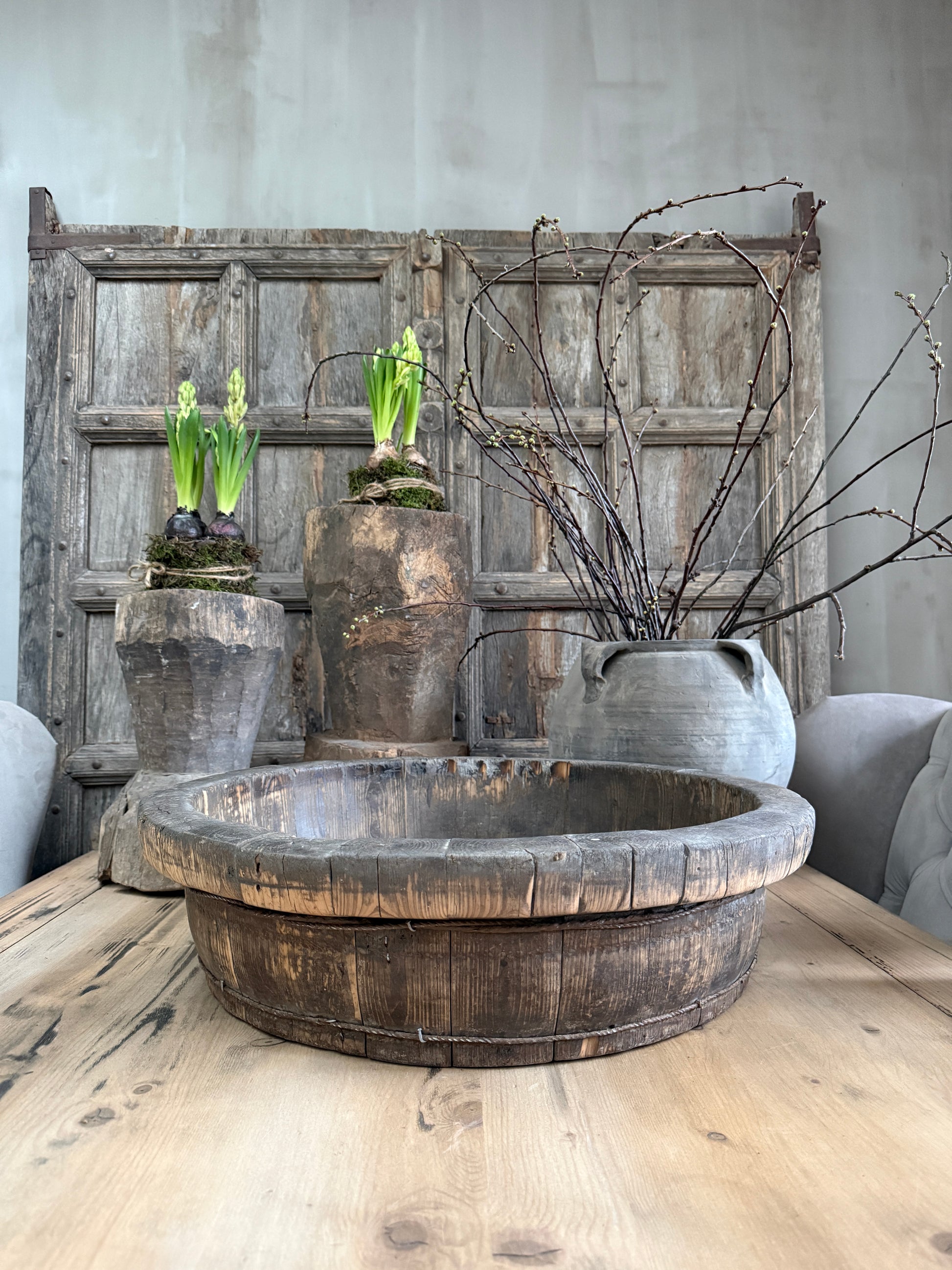 Authentieke houten olijfbak op rustieke tafel, landelijke woonaccessoire My Sober Home