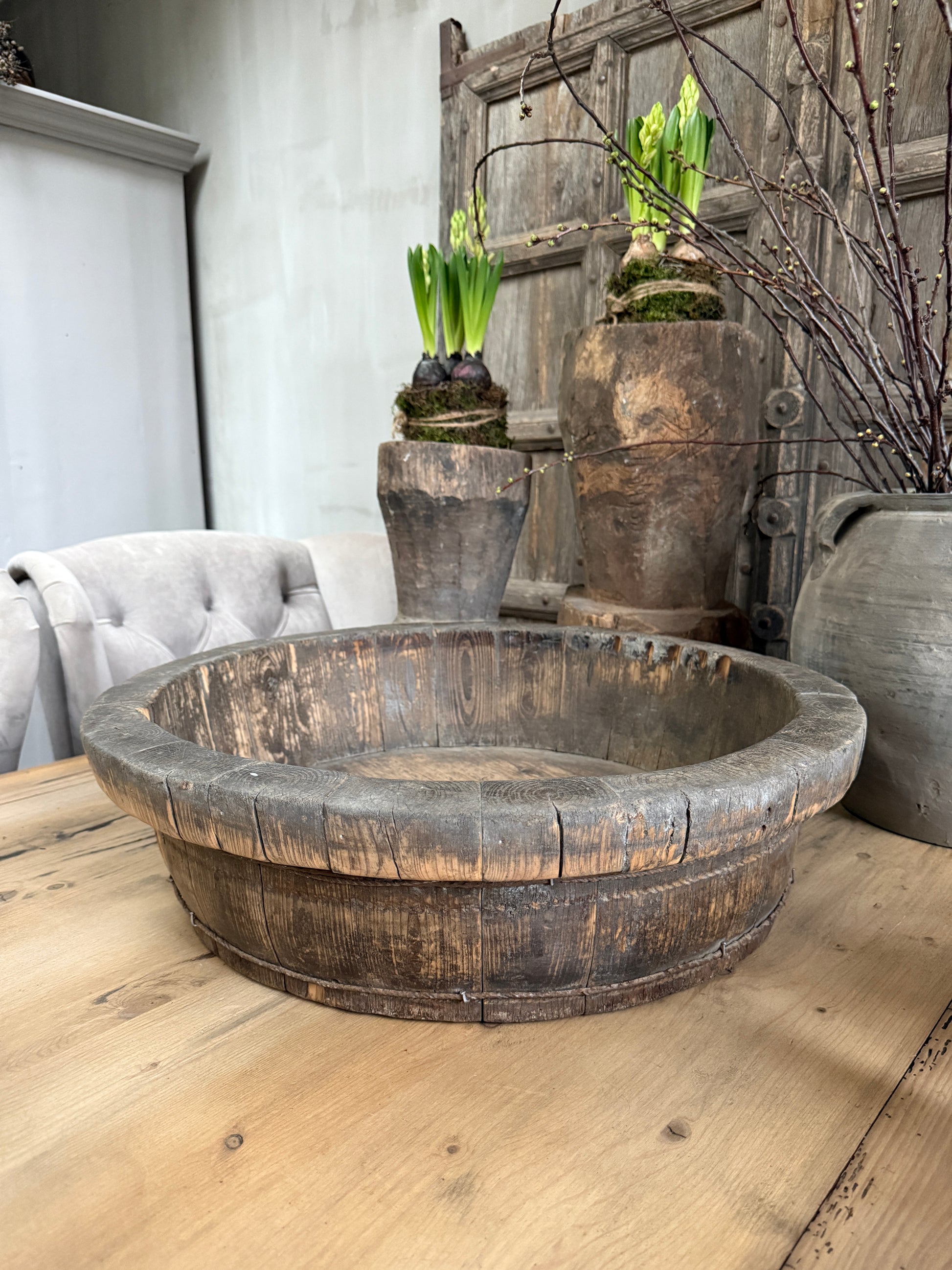 Authentieke houten olijfbak op houten tafel, landelijke woondecoratie My Sober Home