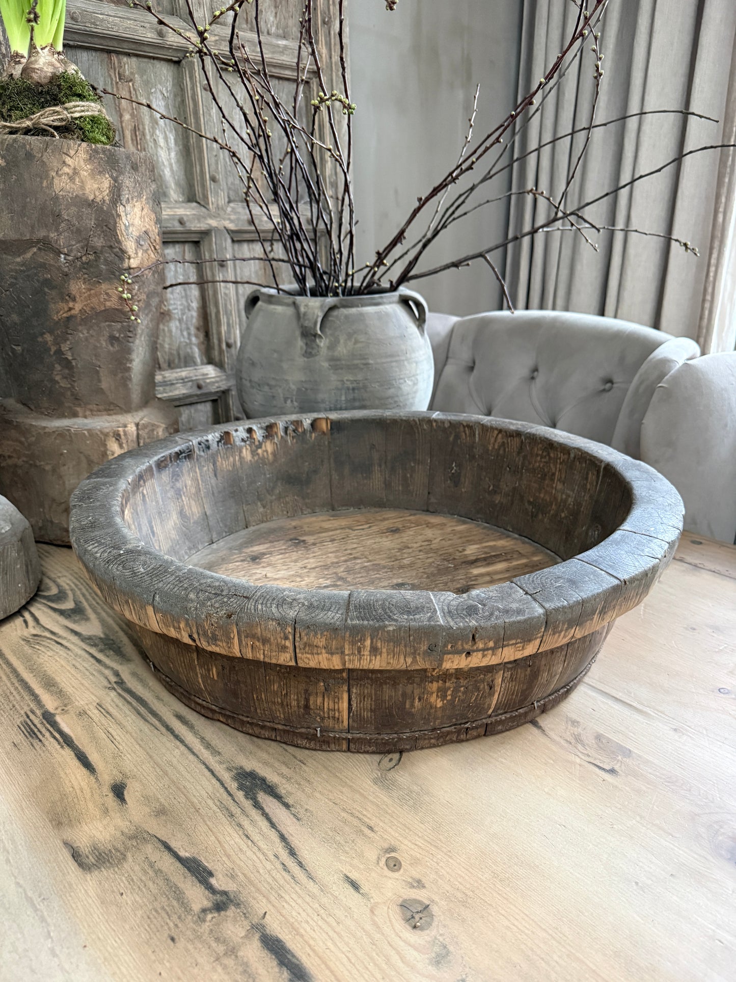 Authentieke houten olijfbak op rustieke tafel, landelijk en sober interieur, My Sober Home