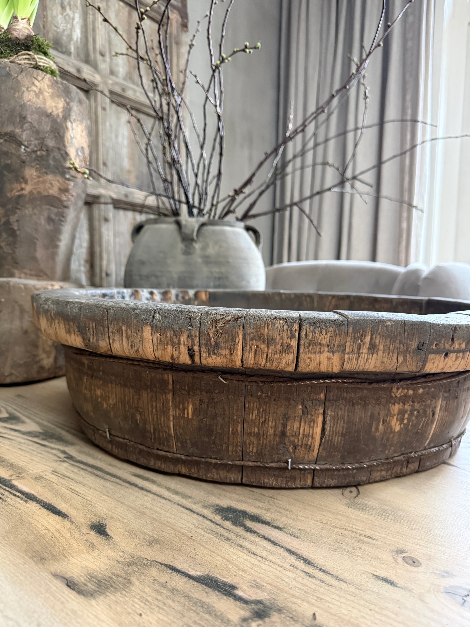 Authentieke handgemaakte houten olijfbak op een houten tafel, landelijk interieur decoratie