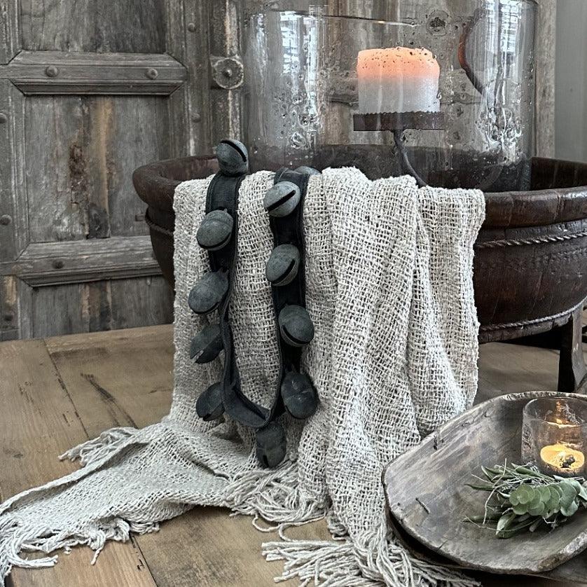 Authentieke olijfbak op poten met linnen plaid, landelijke decoratie en kaars My Sober Home