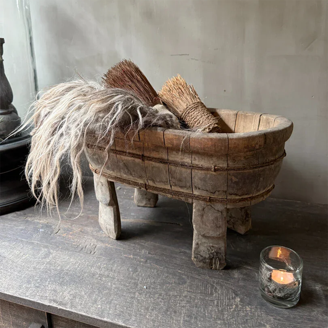 Oliventablett auf Beinen