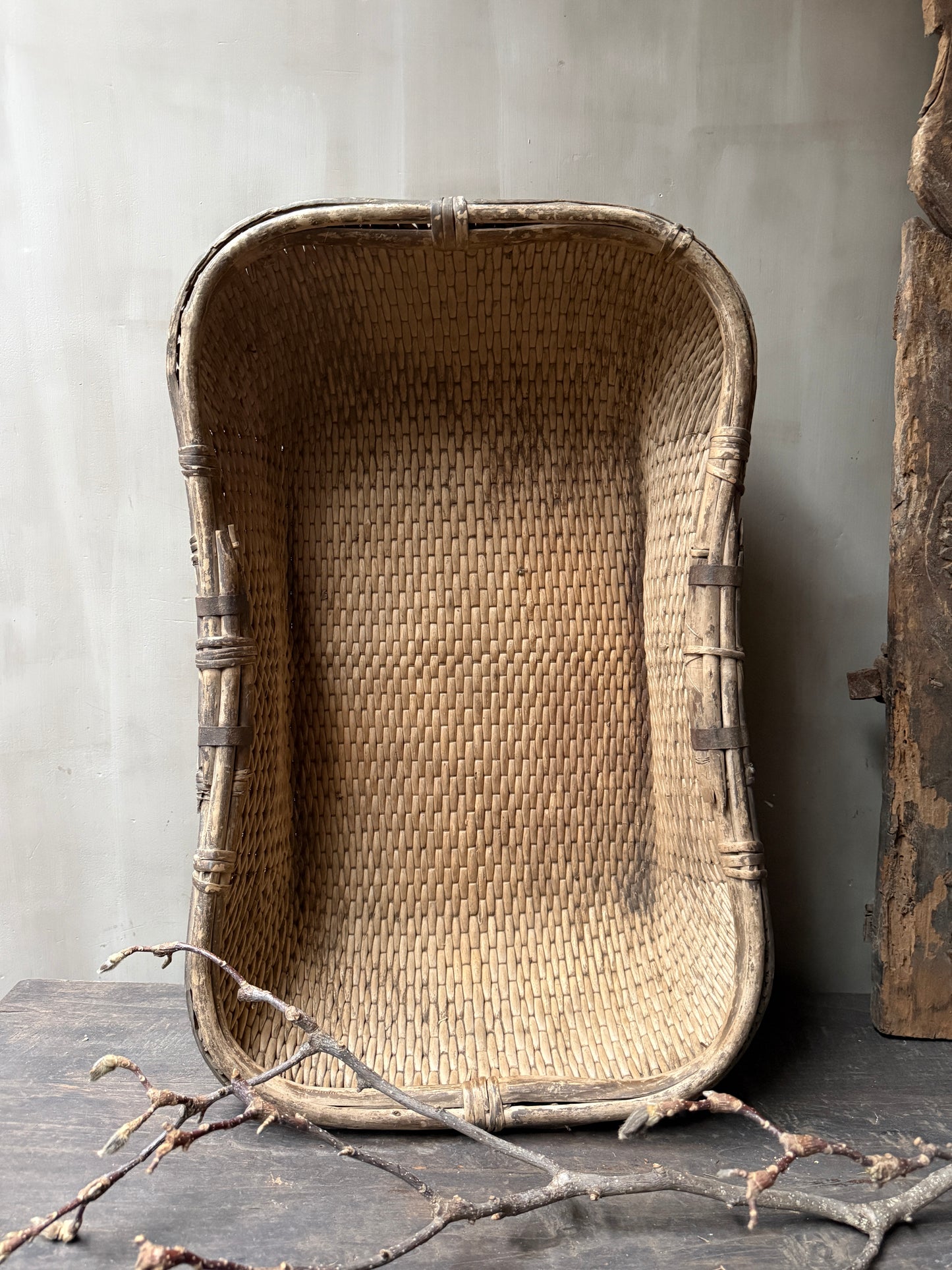 Antiker orientalischer Reiskorb, quadratisch