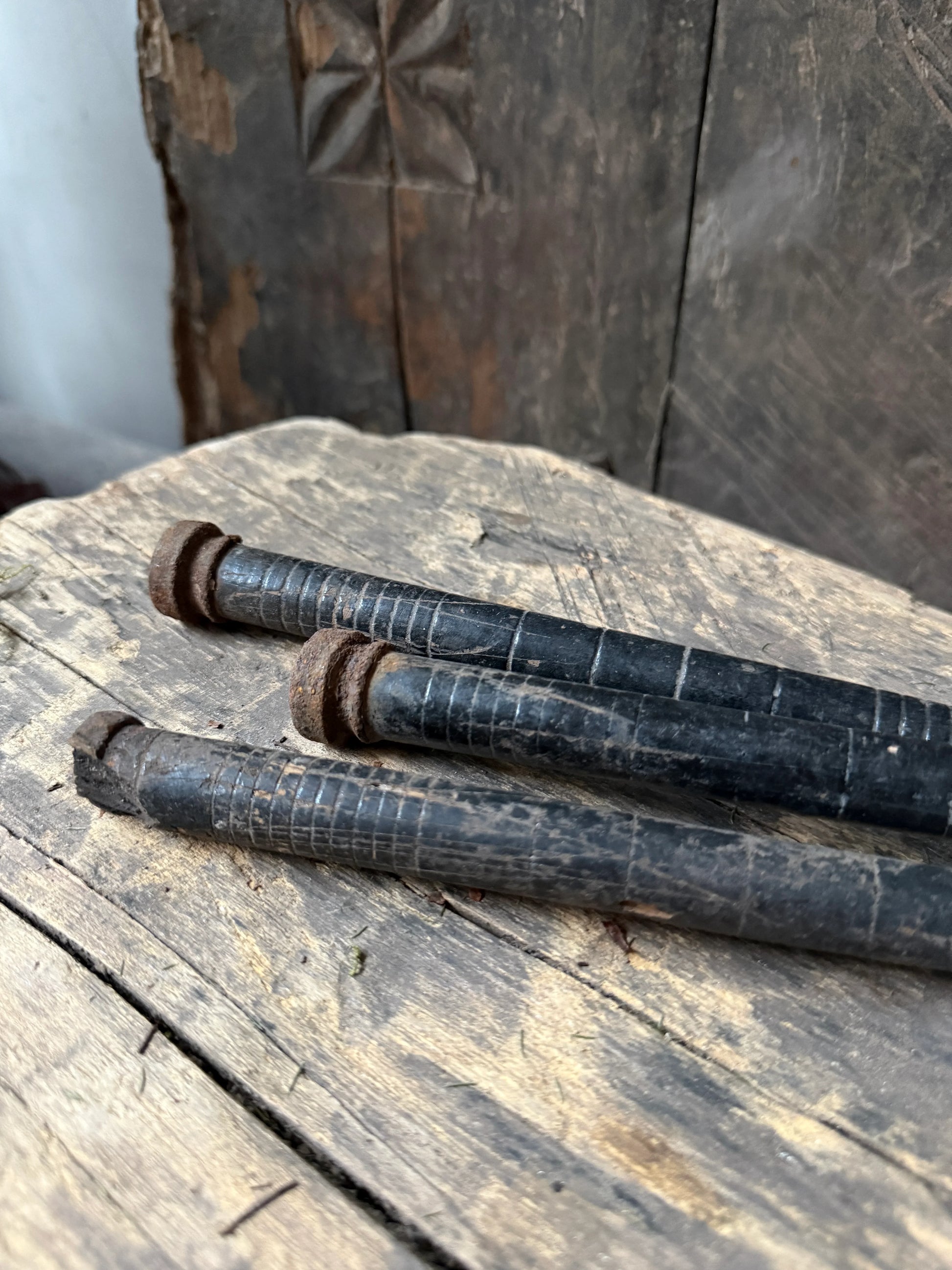 Drie handgemaakte houten accessoires op een rustieke tafel, authentiek My Sober Home woondecor.