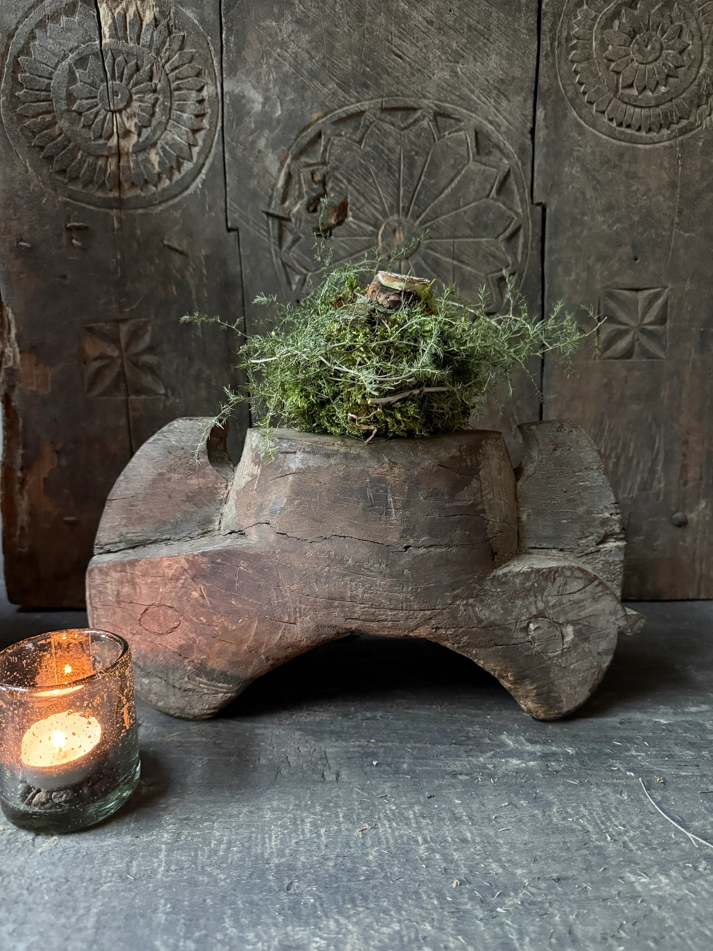 Authentieke houten ornament kandelaar met mosdecoratie en rustiek sfeerlicht, landelijk My Sober Home