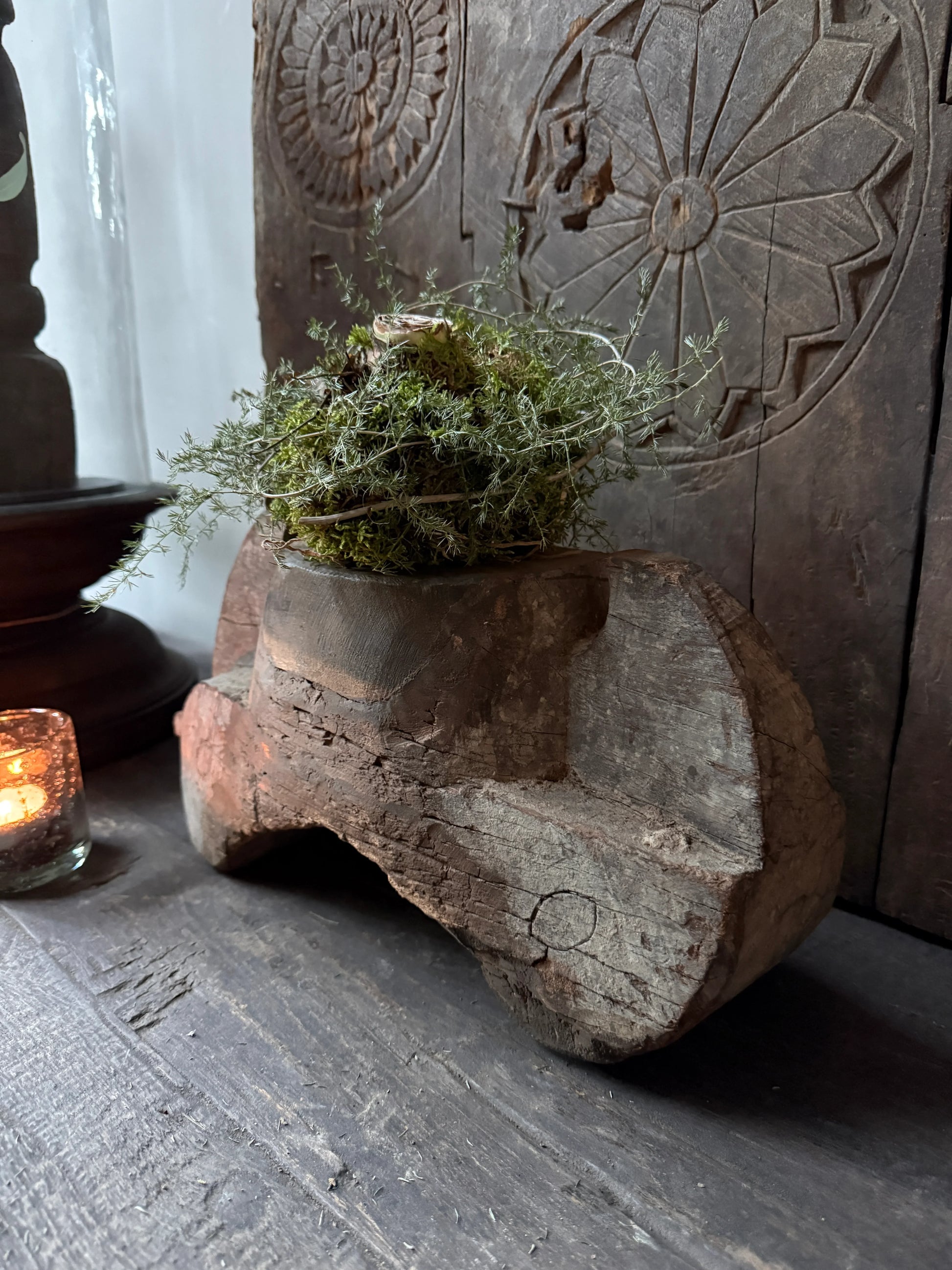 Handgemaakte houten ornament kandelaar met mosdecoratie, landelijk en sober interieur