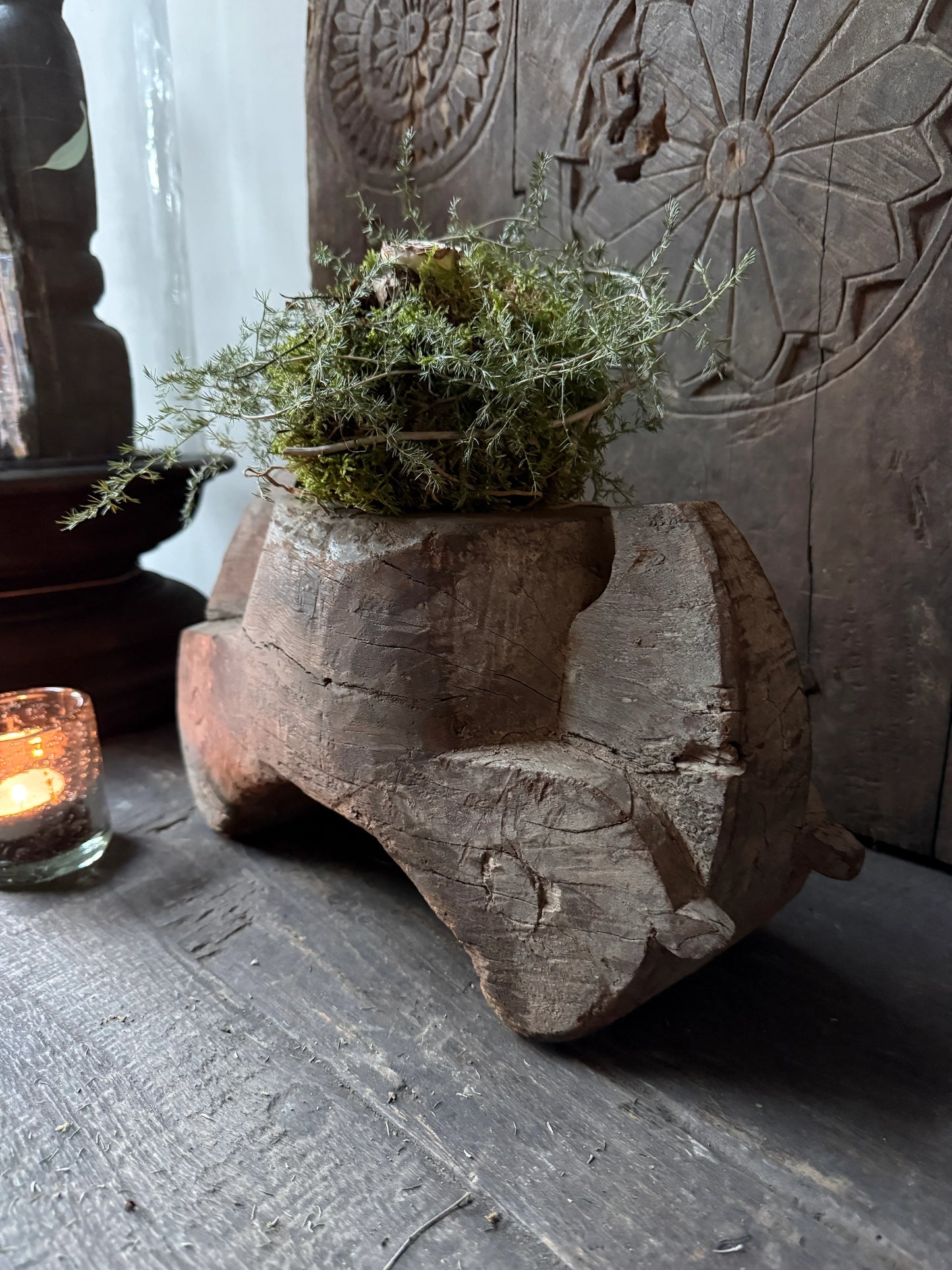 Authentiek handgemaakt houten ornament met mosdecoratie, landelijke sobere woonaccessoire