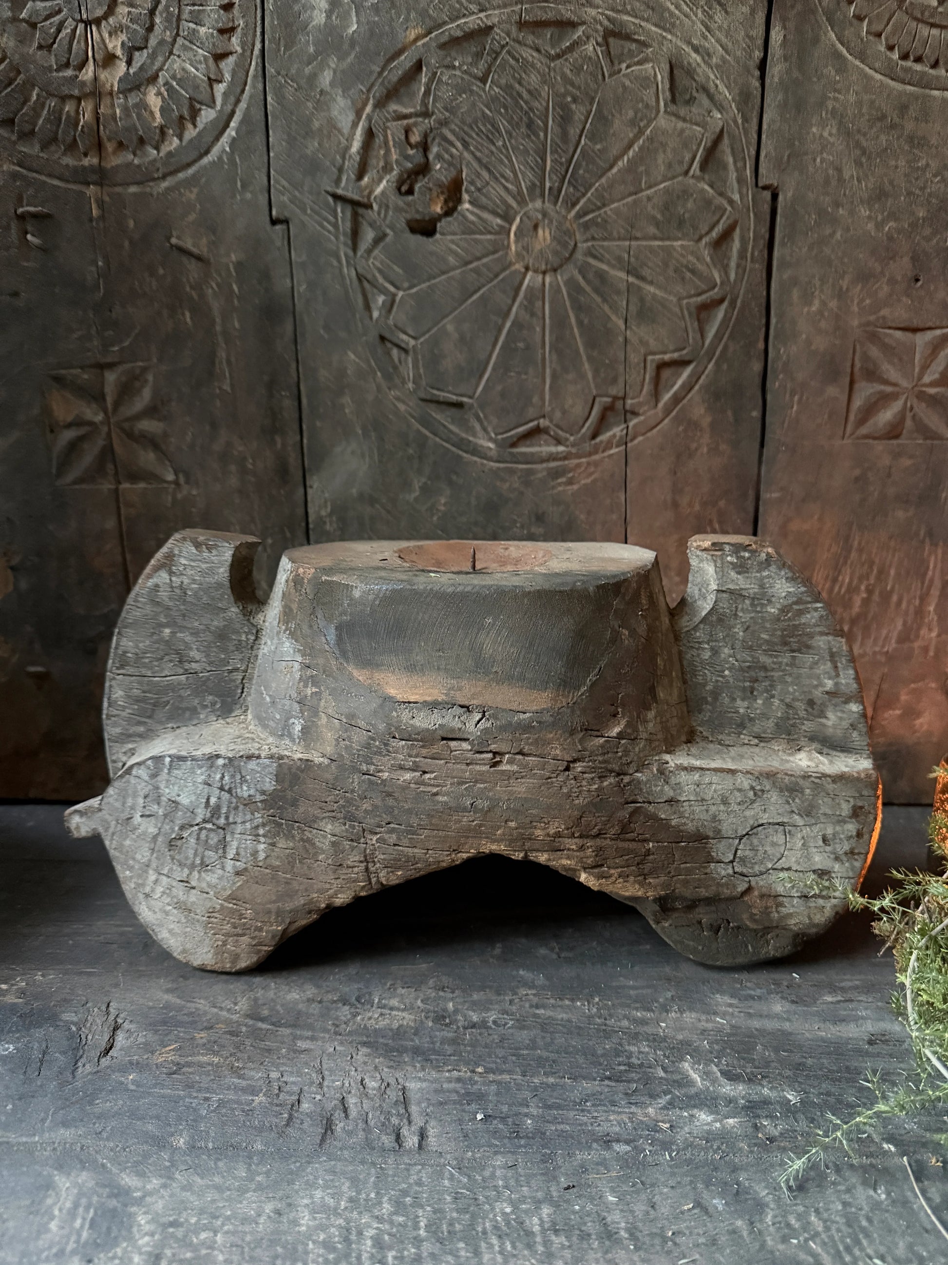 Authentieke handgemaakte houten kandelaar met oosters houtsnijwerk, landelijk sober interieur