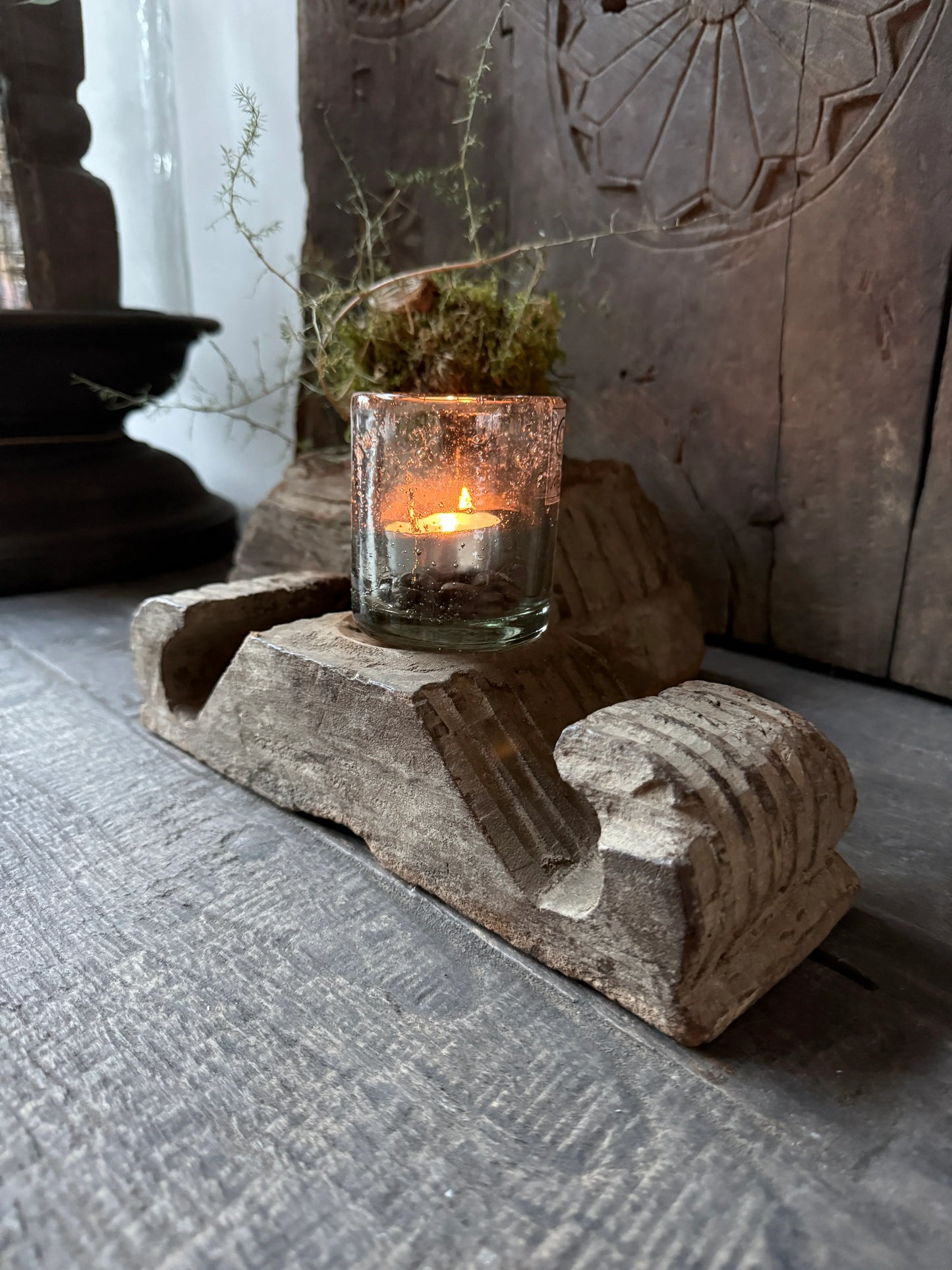 Authentieke houten kandelaar met glazen kaars, landelijke woondecoratie My Sober Home