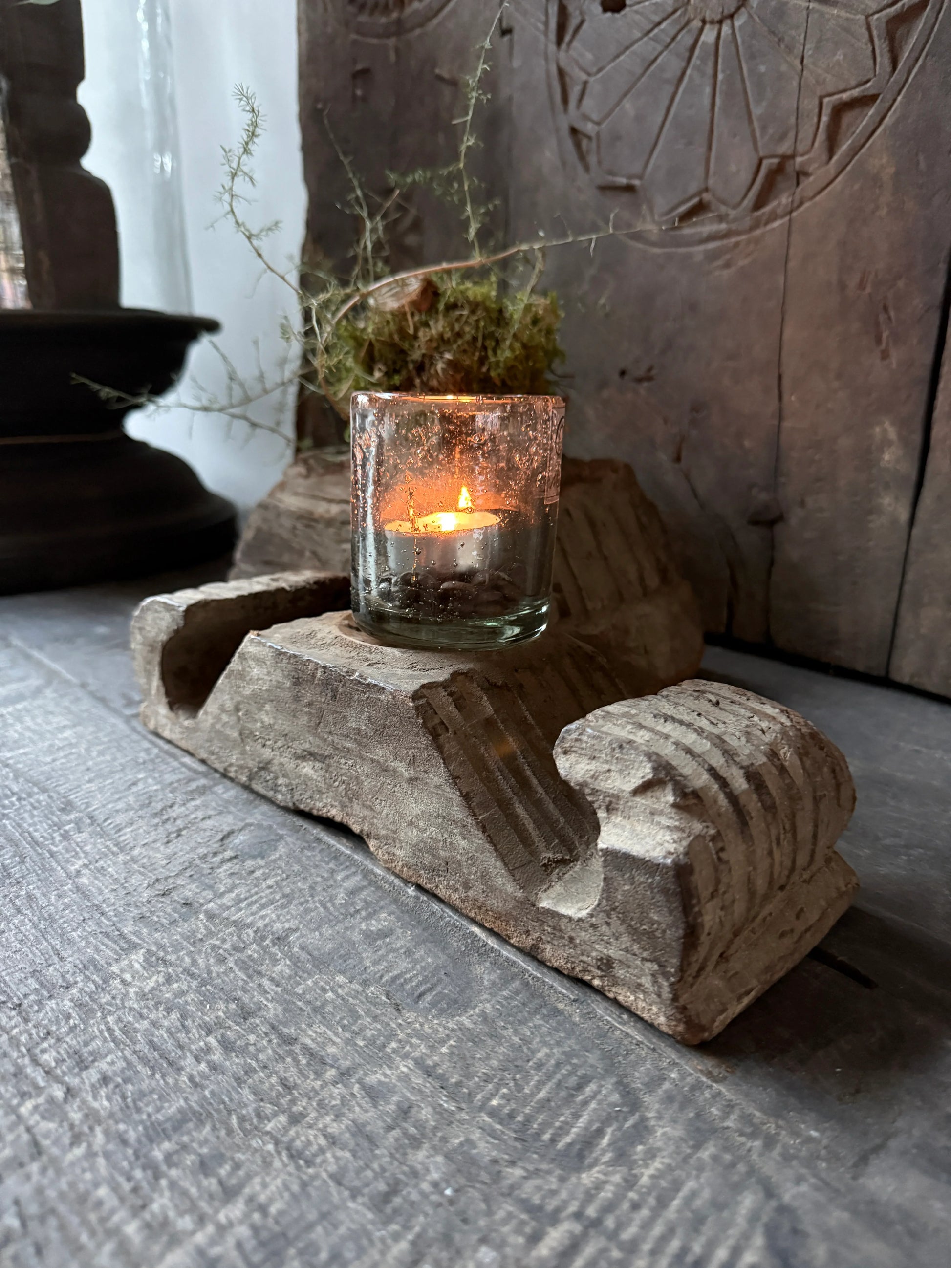 Authentieke houten kandelaar met glazen kaars, landelijke woondecoratie My Sober Home