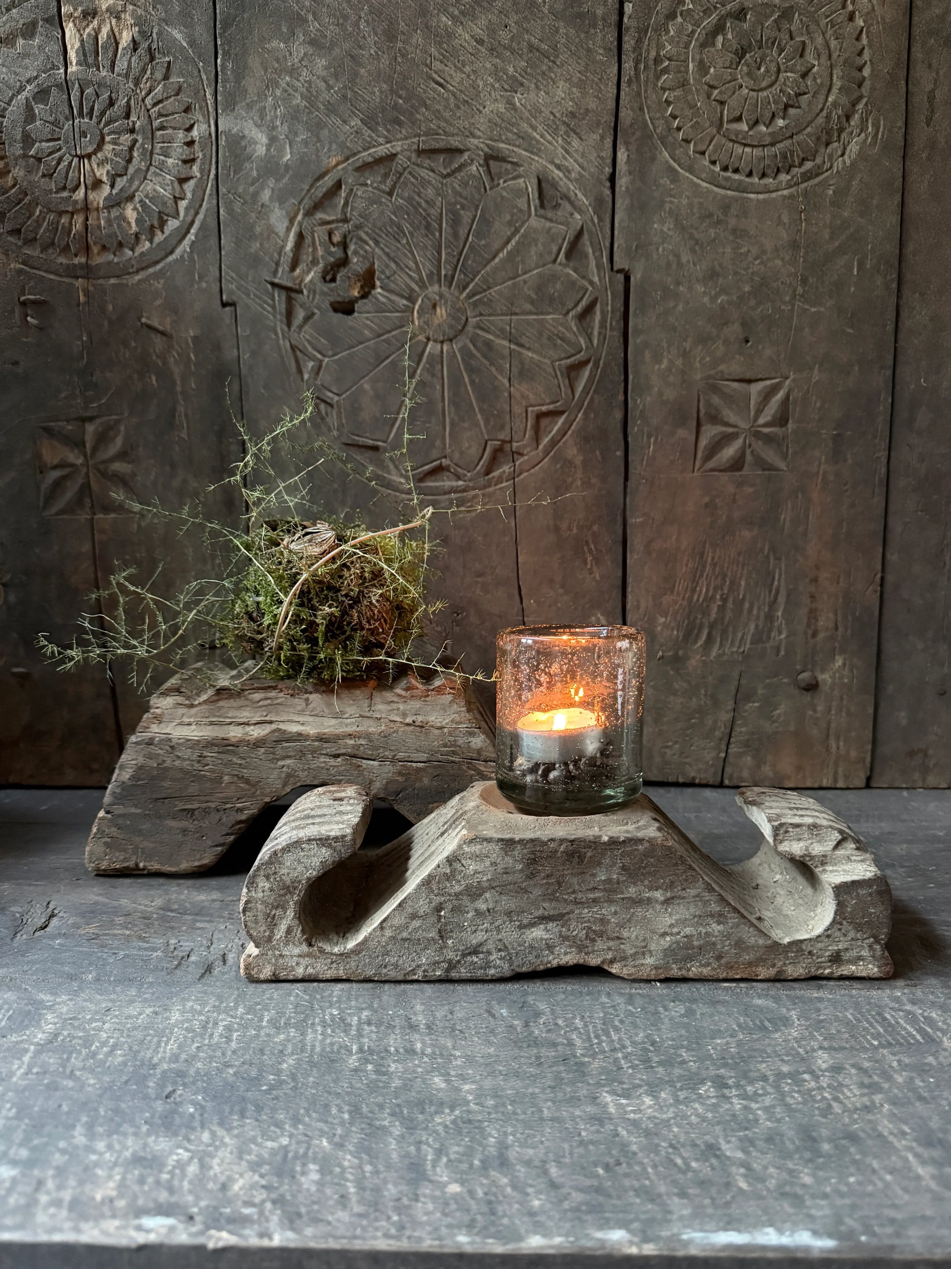 Handgemaakte houten ornamentkandelaar met kaars en mosdecoratie, landelijk sober interieur