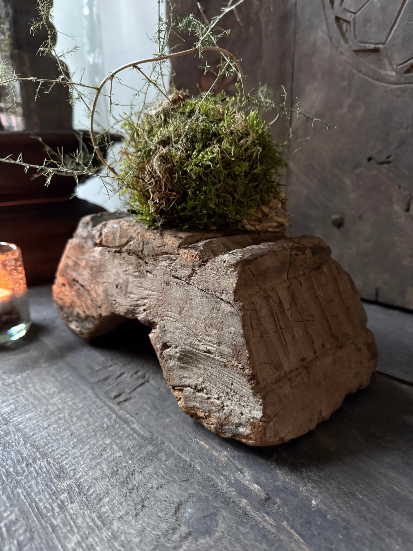 Authentieke houten ornamentkandelaar met mosdecoratie, landelijk en sober interieuraccent