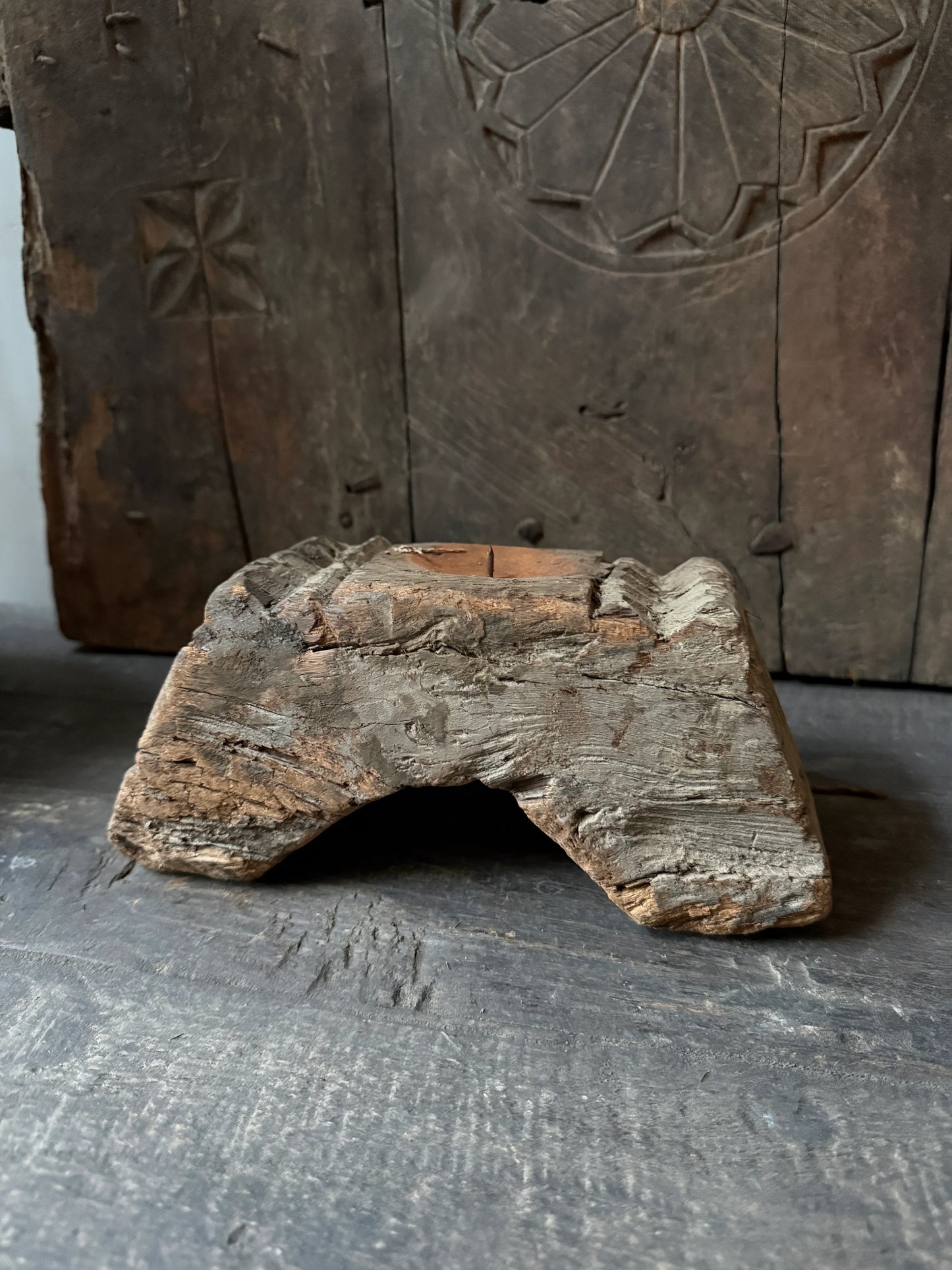 Authentieke houten ornament kandelaar, handgemaakt, landelijk en sober woonaccessoire