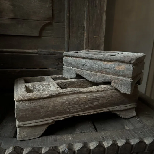 Alte Holzkiste mit Fächern