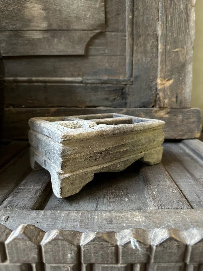 Authentiek oud houten bakje met vakjes, handgemaakt, landelijke woondecoratie My Sober Home