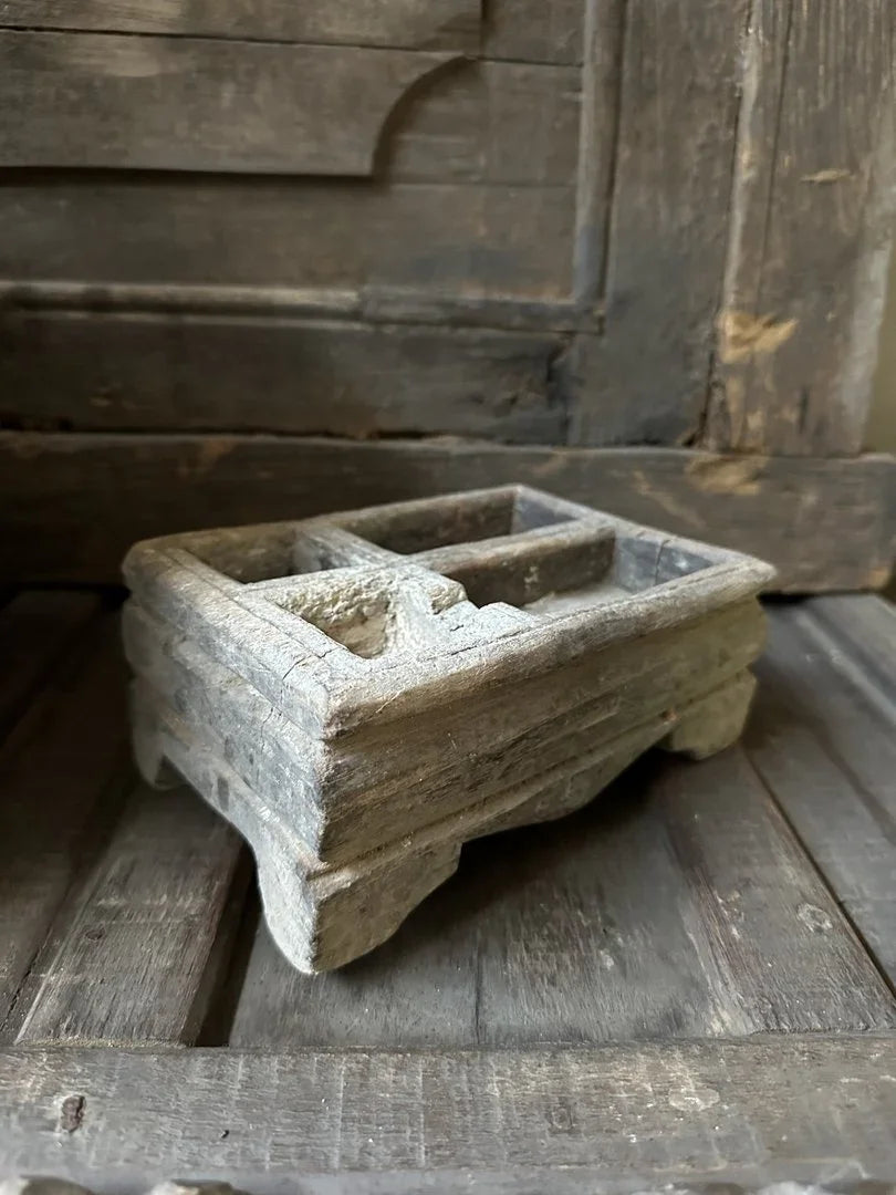Oud houten bakje met vakjes, handgemaakt, landelijk sober interieur accessoire uit India.
