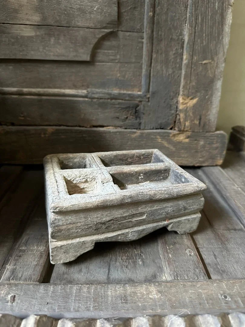 Oud houten bakje met vakjes, handgemaakt, landelijke en sobere woonaccessoire