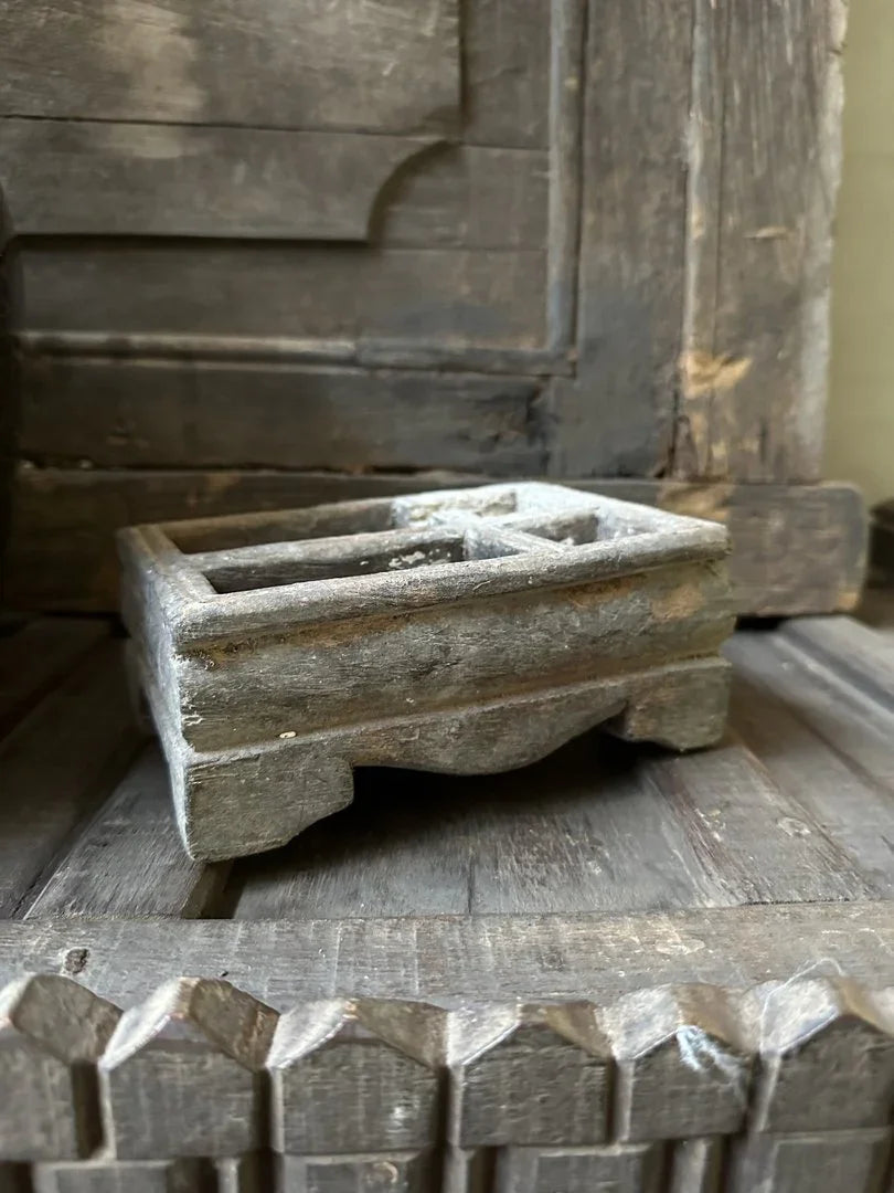 Oud houten bakje met vakjes, handgemaakt accessoire voor sober landelijk interieur