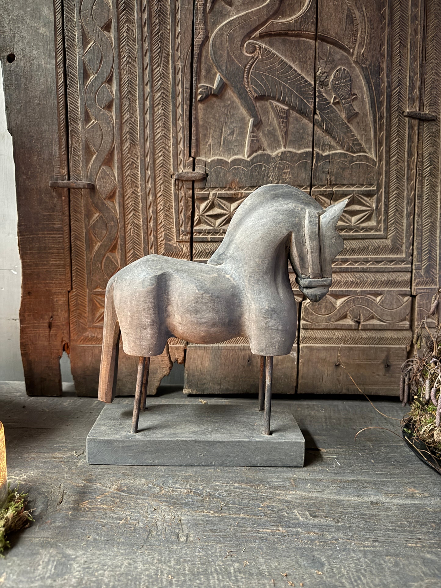 Houten paard op standaard s