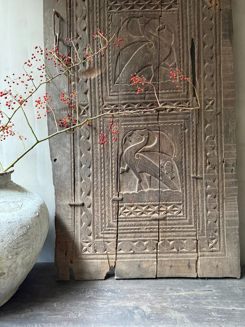 Handgemaakt houten paneel met vogelmotief en vaas met rode bessen, landelijk sober interieur