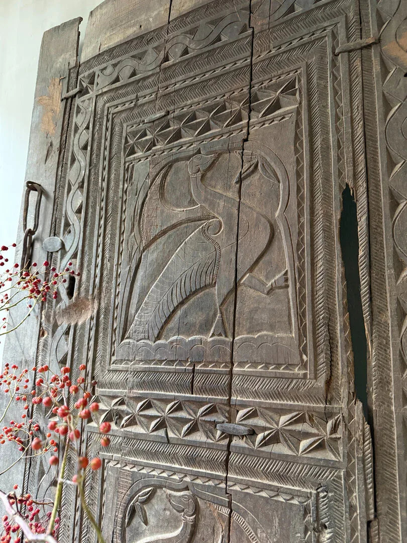 Handgemaakt houten paneel met vogelgravure, authentiek en decoratief, My Sober Home sfeer