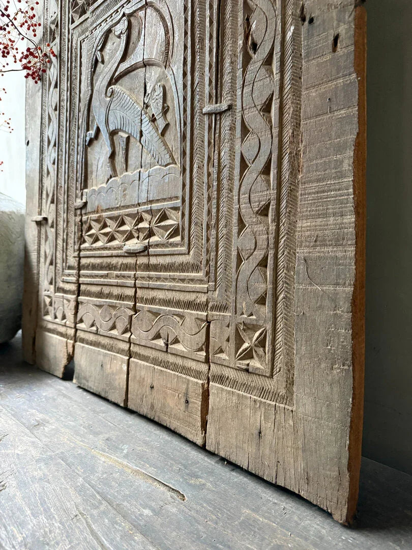 Handgemaakt houten paneel met authentiek diermotief, sober en landelijk woonaccessoire