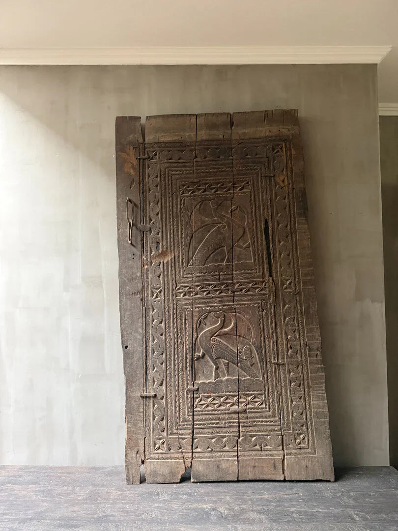 Authentiek houten paneel uit India met handgesneden details, sober en landelijk interieur