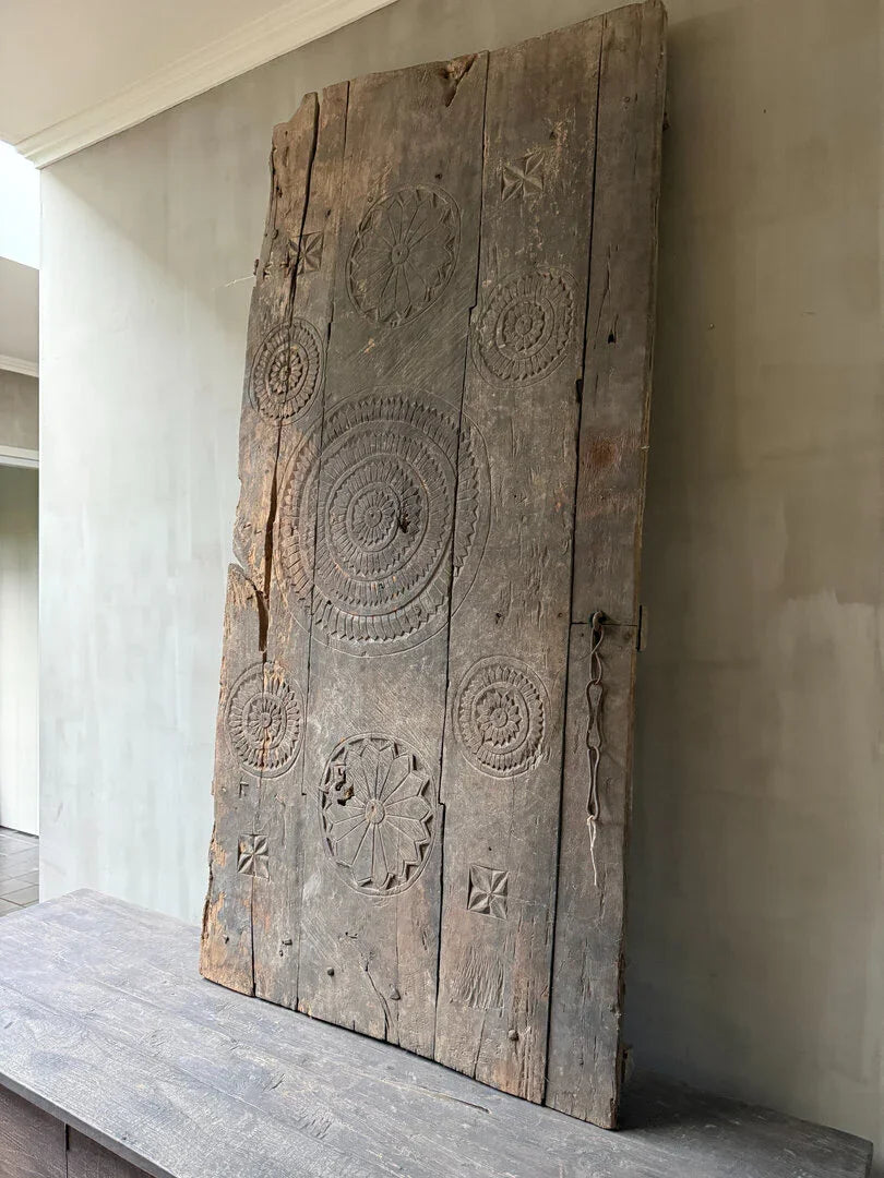 Authentiek houten paneel met handgegraveerde motieven, sober landelijk woonaccessoire uit India