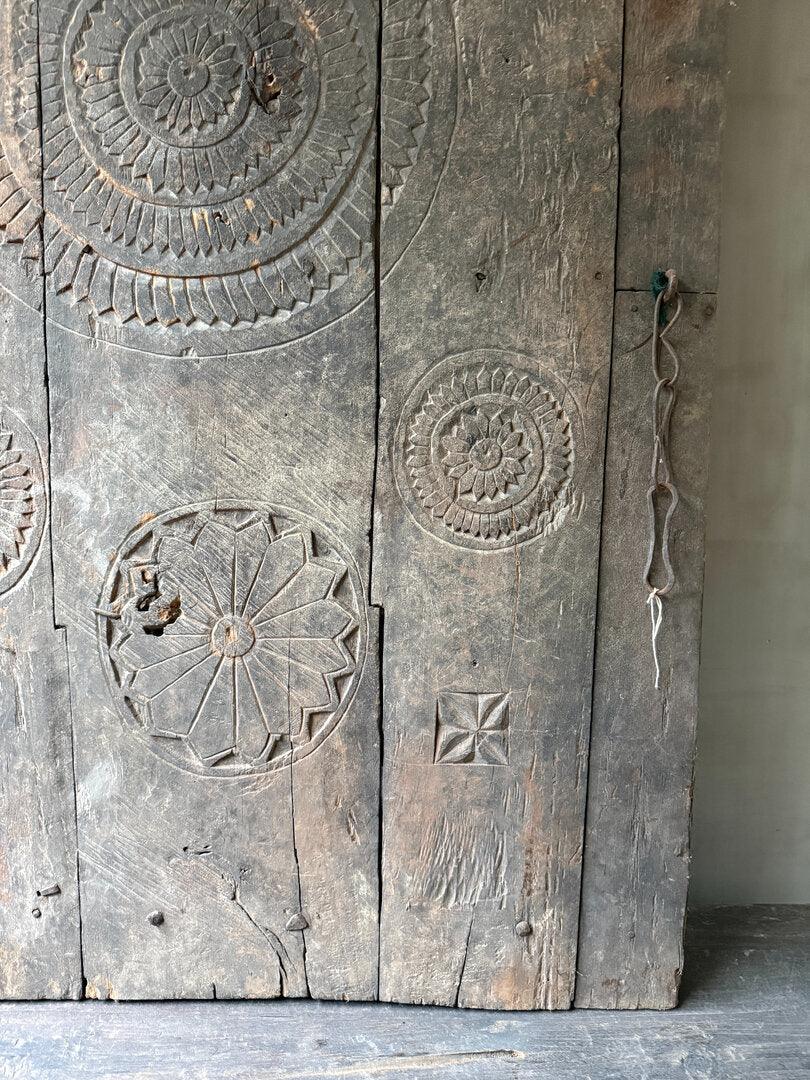 Authentiek houten paneel met handgekerfde patronen, unieke woondecoratie My Sober Home.