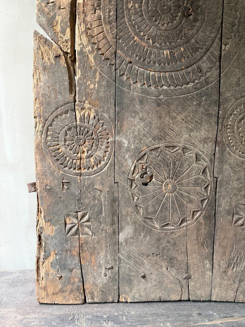 Authentiek, handgemaakt houten paneel met geometrisch houtsnijwerk uit India, sober interieurdecor My Sober Home