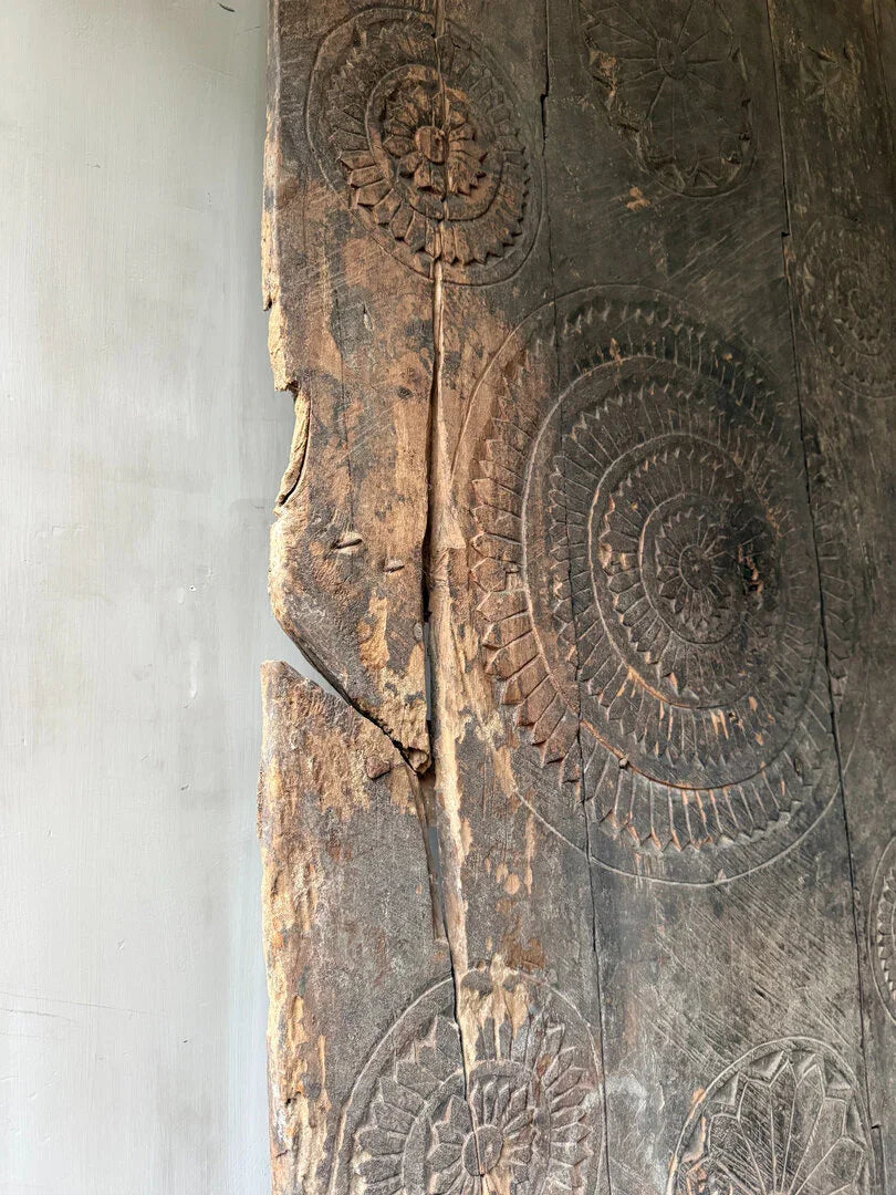 Authentiek houten paneel met handgemaakte mandala gravures, sober en landelijk design