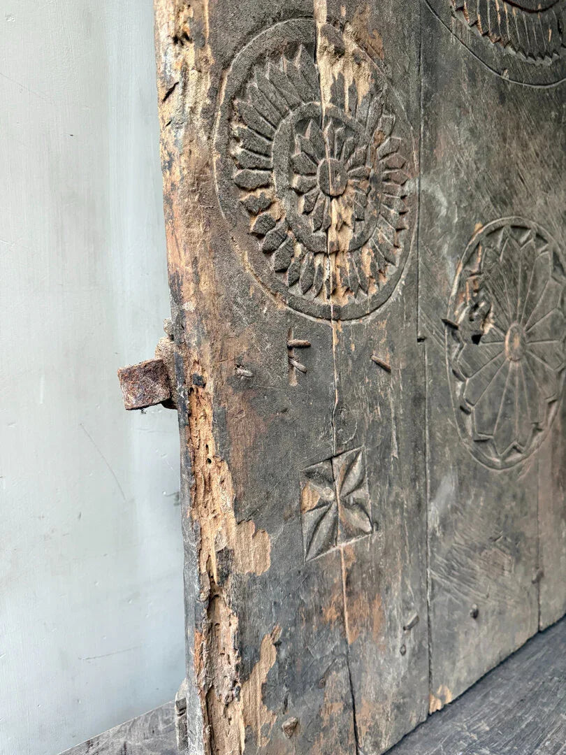 Authentiek handgemaakt houten paneel met uitgesneden motieven, landelijk en sober interieur