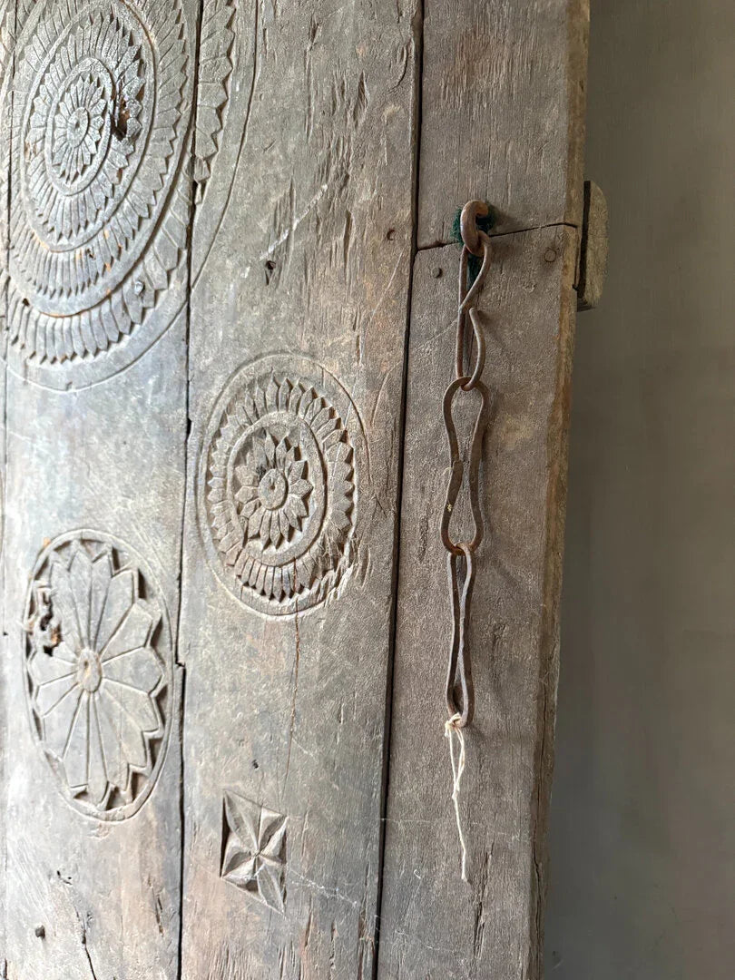 Oud houten paneel met handgesneden patronen, sober landelijk woonaccessoire My Sober Home