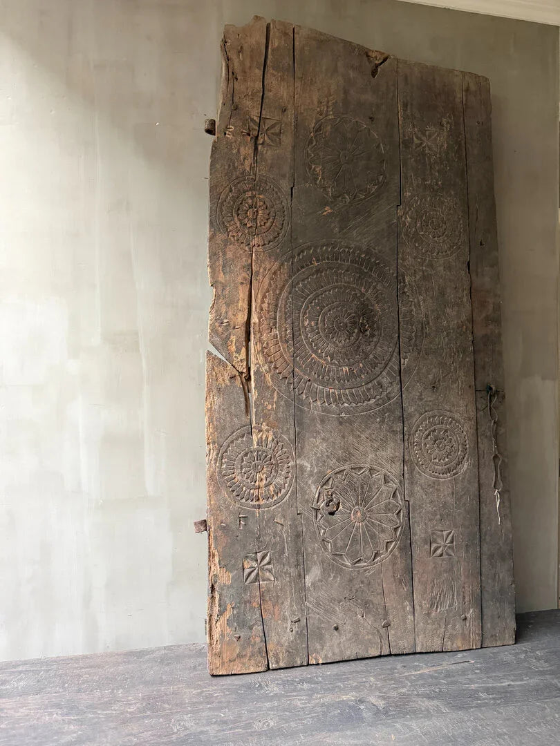 Authentiek houten paneel met handgemaakte gravures, sober en landelijk interieuraccessoire